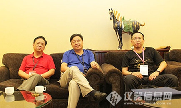 昆山市超聲儀器有限公司副總劉立人，在“專業(yè)教學(xué)實(shí)驗(yàn)室建設(shè)”計(jì)劃項(xiàng)目中發(fā)表重要講話，并代表公司捐贈(zèng)價(jià)值